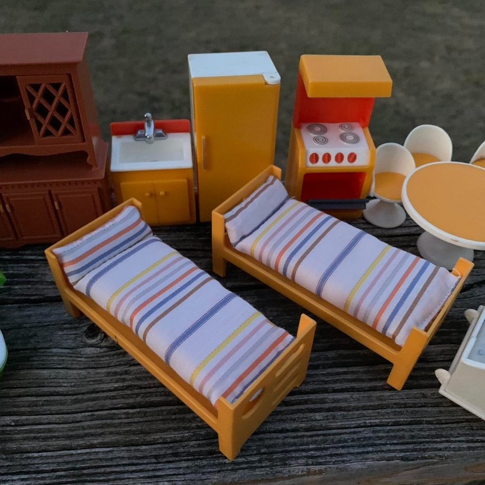 Huge 23 Piece Vintage 1970's Fisher Price Hong Kong Dollhouse Furniture Set - Picture 5 of 8